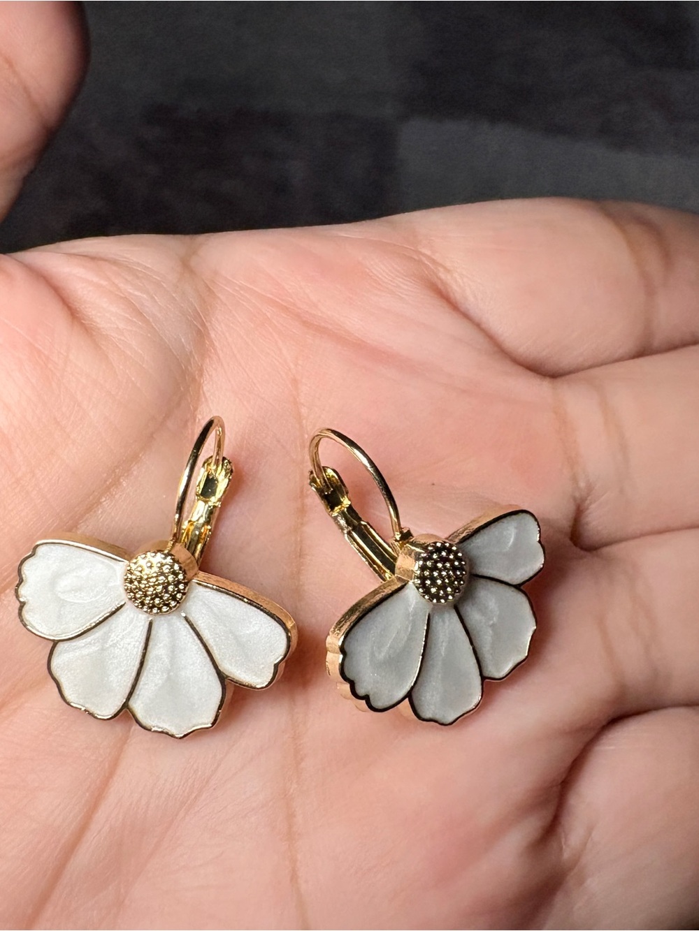 Fashion Vintage Gold White Flower Drop Earrings - Picture 3 of 4